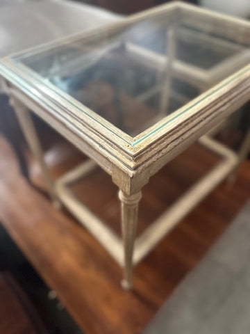 I.5050 PAR DE MESITAS LATERALES PATINADAS