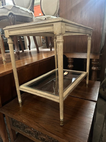 I.5050 PAR DE MESITAS LATERALES PATINADAS