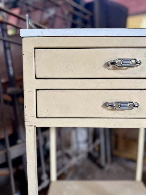 I.5059 MESA CON RUEDAS Y CAJONES