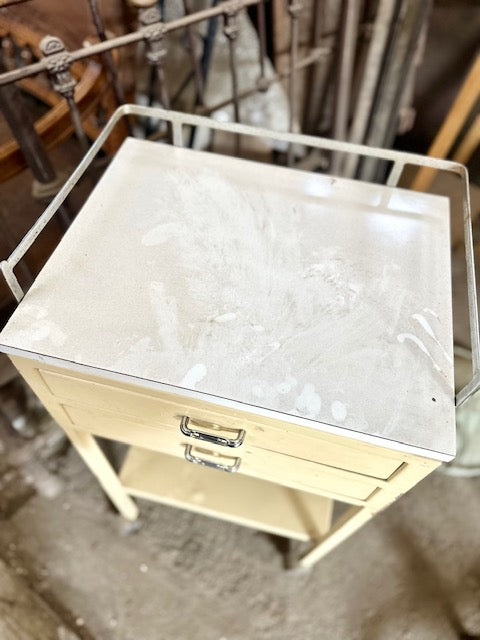 I.5059 MESA CON RUEDAS Y CAJONES