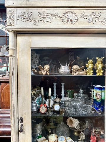 I.5063 VITRINA PATINADA Y TALLADA