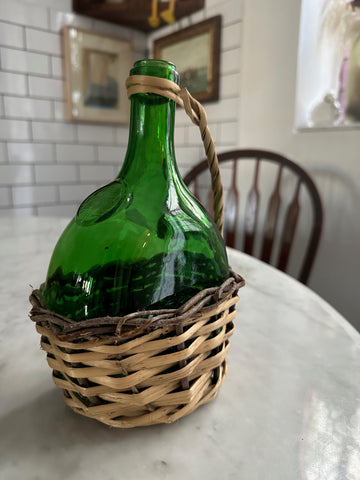 II.5008 BOTELLA CON ASA DE MIMBRE