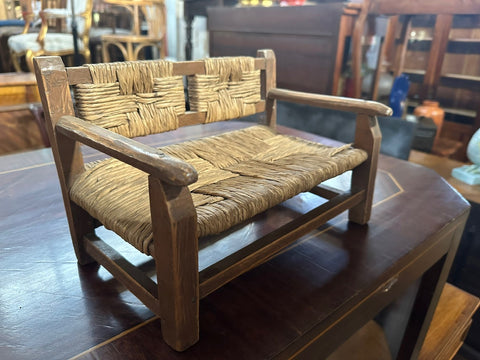 II.5019 SILLÓN EMPAJADO A ESCALA