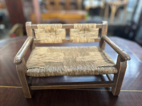 II.5019 SILLÓN EMPAJADO A ESCALA