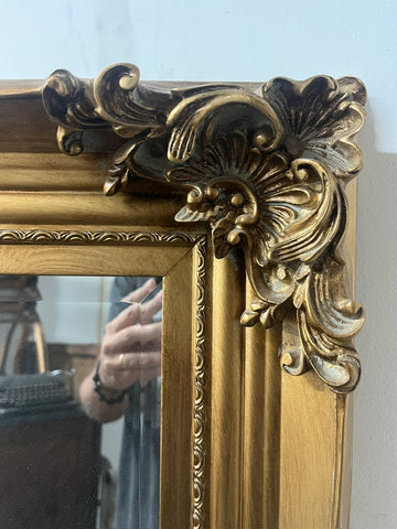 II.5022 ESPEJO BISELADO CON MARCO NUEVO DE INSPIRACIÓN ANTIGUA