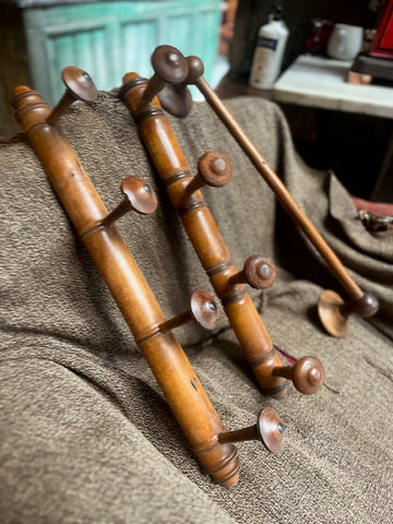 II.5051 PERCHEROS DE MADERA