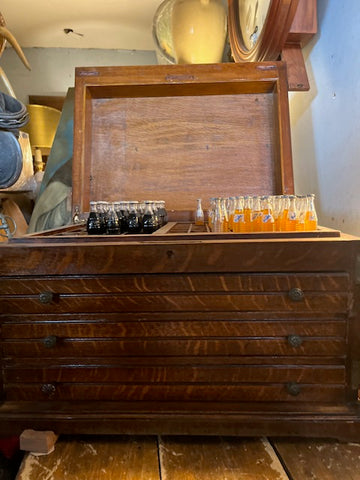 II.5056 BAÚL ADAPTADO CON CAJONES DE IMPRENTA