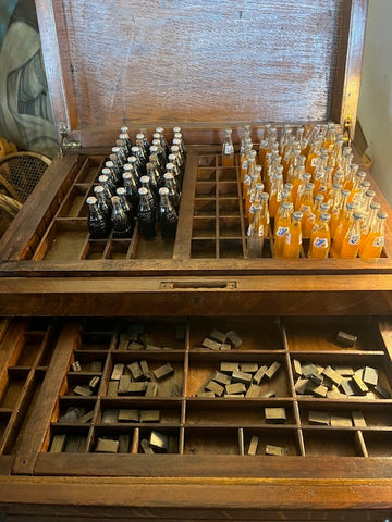 II.5056 BAÚL ADAPTADO CON CAJONES DE IMPRENTA