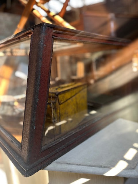 II.5066 VITRINA DE SOBREMESA VIDRIADA años 40