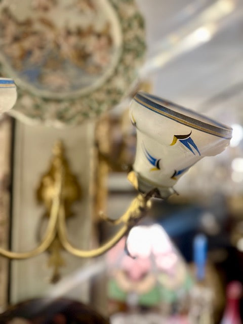 II.5075 APLIQUÉ DE BRONCE Y PANTALLAS PINTADAS