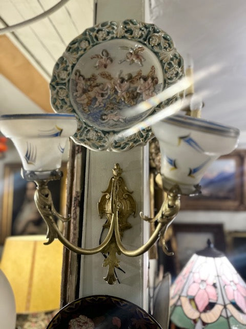 II.5075 APLIQUÉ DE BRONCE Y PANTALLAS PINTADAS