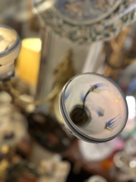 II.5075 APLIQUÉ DE BRONCE Y PANTALLAS PINTADAS