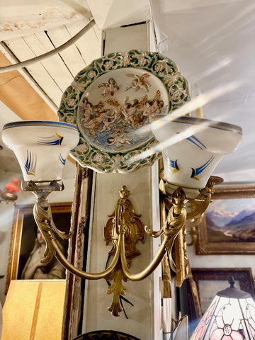 II.5075 APLIQUÉ DE BRONCE Y PANTALLAS PINTADAS