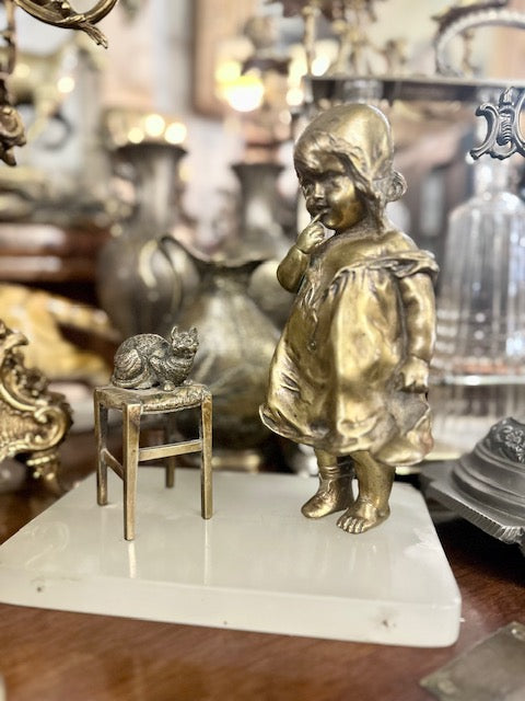 II.5083 NIÑA Y GATO DE BRONCE