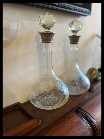 II.1695 PAR DE LICORERAS DE CRISTAL