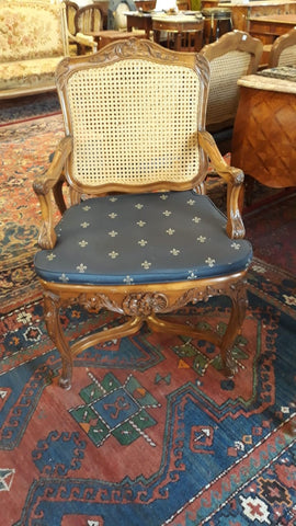 I.1281 PAR DE SITIALES DE MADERA TALLADA Y JUNCO