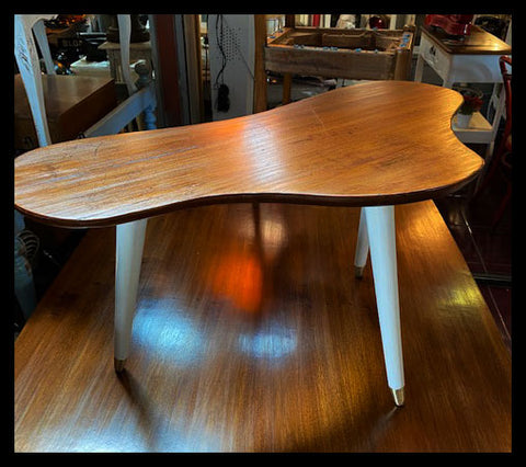 I.2225   MESITA TRÍPODE PATAS BLANCAS