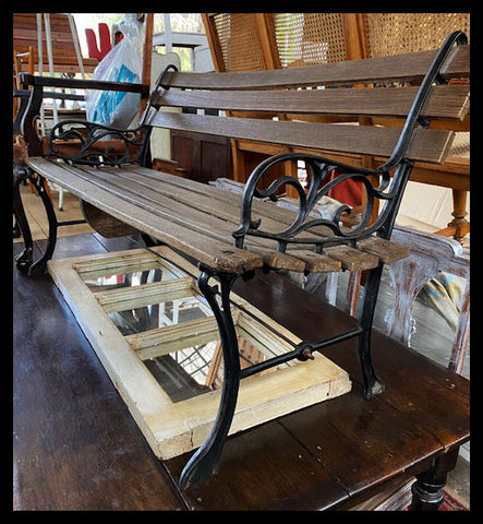 I.2226   PEQUEÑA BANCA DE FIERRO Y MADERA