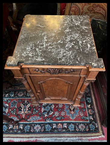 I.3979 PAR DE VELADORES CON MÁRMOL