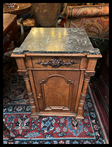 I.3979 PAR DE VELADORES CON MÁRMOL