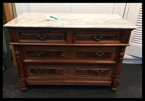 I.2234   CÓMODA 4 CAJONES CON BALAUSTROS