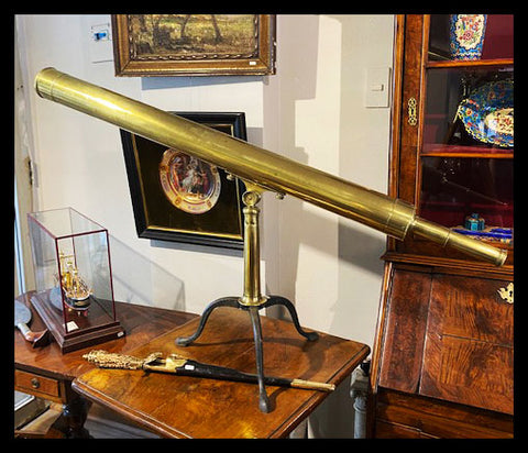 II.2814  CATALEJO DE MESA