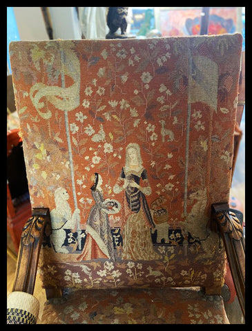 I.2253  PAR DE SILLONES TALLADOS CON TAPIZ BELGA ORIGINAL