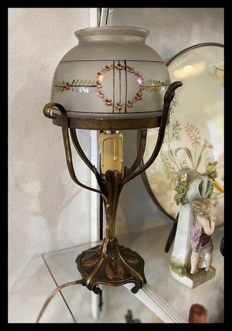 II.2818  LÁMPARA DE MESA CON BASE DE BRONCE