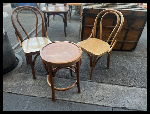 I.3991 PEQUEÑAS SILLAS DE MADERA VIENA Y MESA