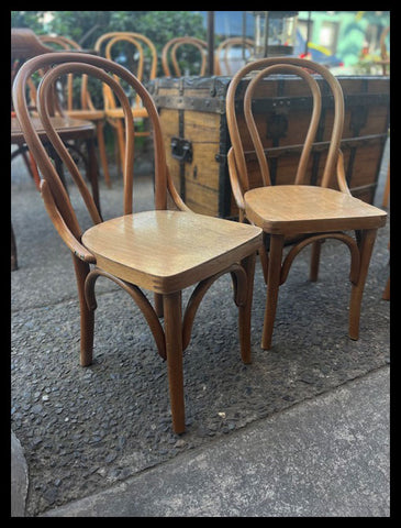 I.3991 PEQUEÑAS SILLAS DE MADERA VIENA Y MESA