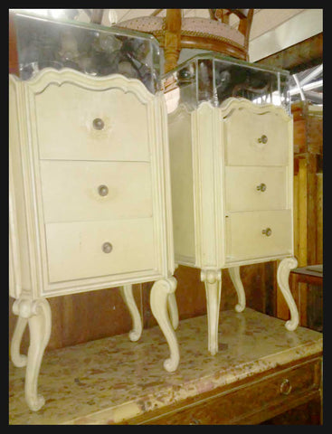 I.1855 PAR DE VELADORES BLANCOS