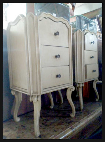 I.1855 PAR DE VELADORES BLANCOS