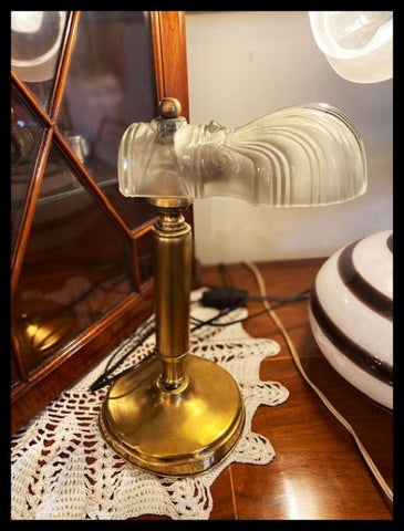 II.2860  LÁMPARA DE MESA DE BRONCE Y VIDRIO