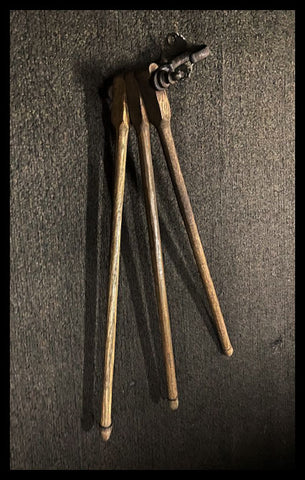 II.2864  TOALLERO DE TREN DE MADERA Y FIERRO