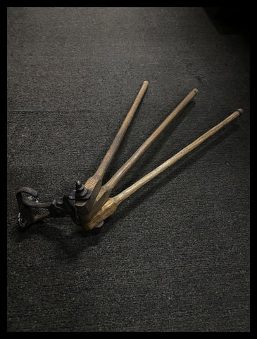 II.2864  TOALLERO DE TREN DE MADERA Y FIERRO