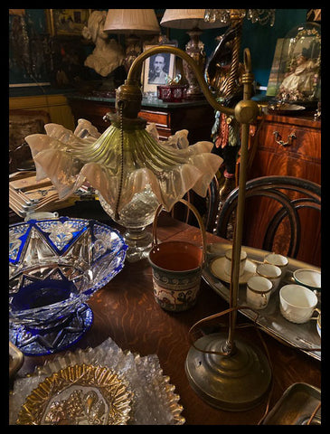 II.2868  LÁMPARA CON PANTALLA TIPO FLOR DE VIDRIO