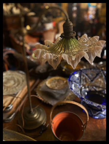 II.2868  LÁMPARA CON PANTALLA TIPO FLOR DE VIDRIO