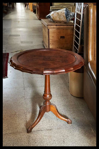 I.2945  MESA DE APOYO DE MADERA