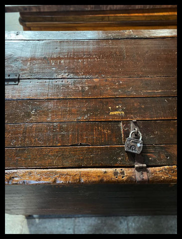 I.2956  CAJUELA DE MADERA TIPO BAÚL