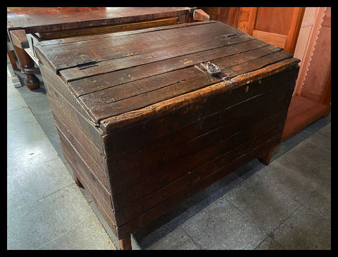 I.2956  CAJUELA DE MADERA TIPO BAÚL