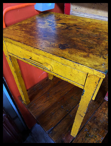 I.2961  MESA METÁLICA AMARILLA