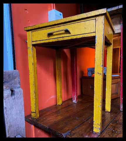 I.2961  MESA METÁLICA AMARILLA