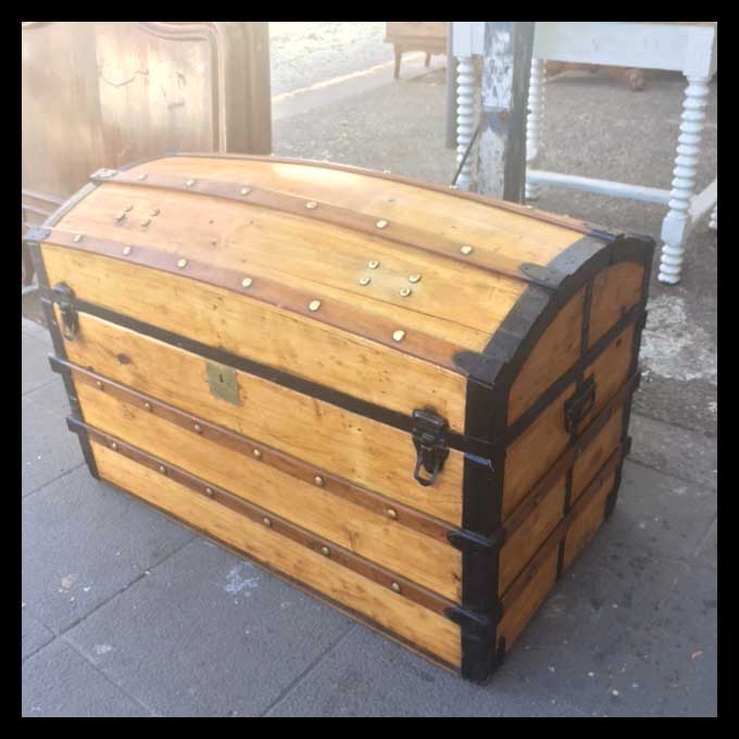 II.1238 BAÚL CON TELA AZUL