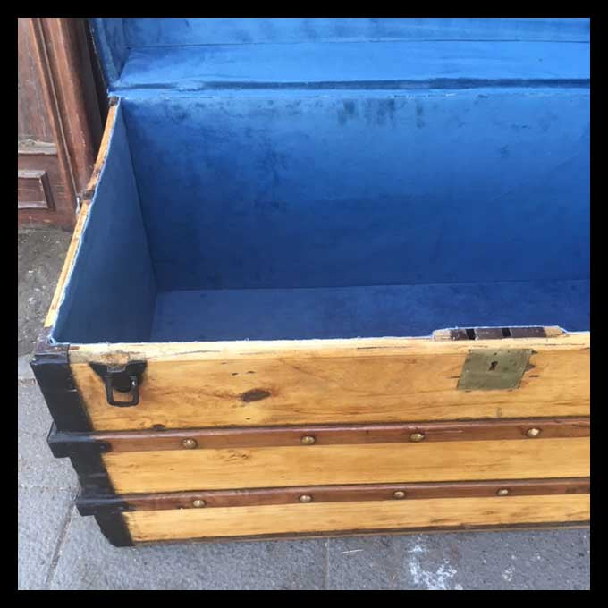 II.1238 BAÚL CON TELA AZUL