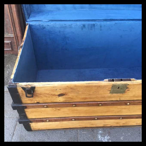 II.1238 BAÚL CON TELA AZUL