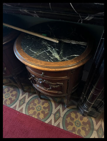 I.4000 PAR DE VELADORES REDONDOS CON MÁRMOL