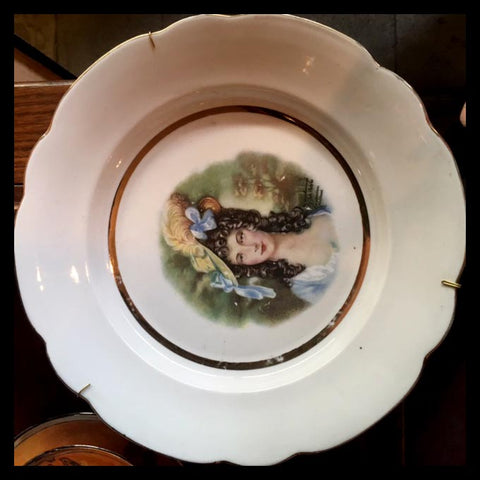 II.1264 PLATOS DE MUJERES CON SOMBREROS