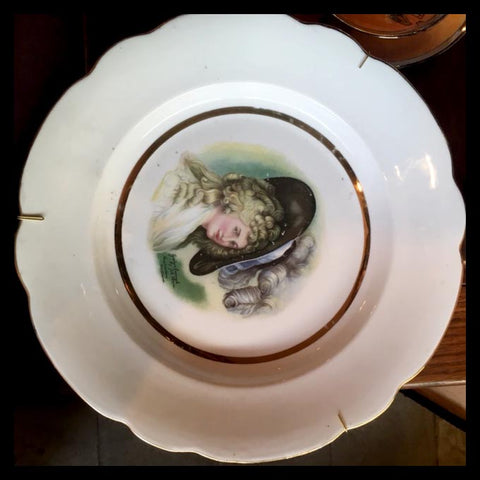 II.1264 PLATOS DE MUJERES CON SOMBREROS