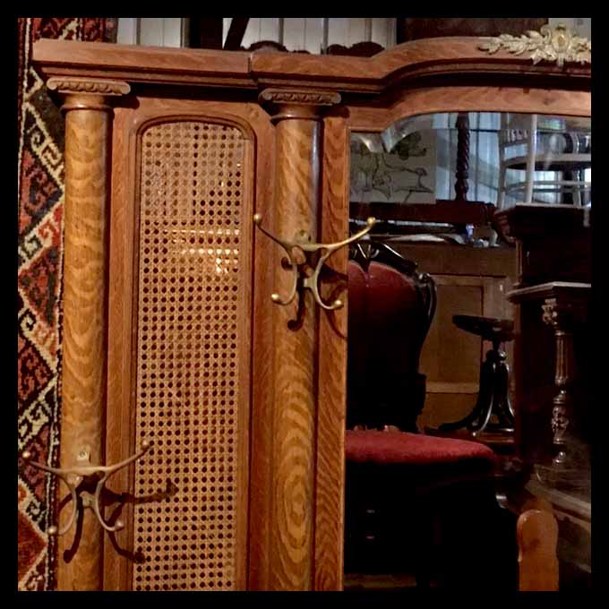 I.916 PERCHERO DE MADERA Y JUNCO