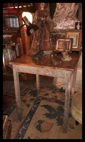 I.2997  MESA PATINADA PATAS RECTAS